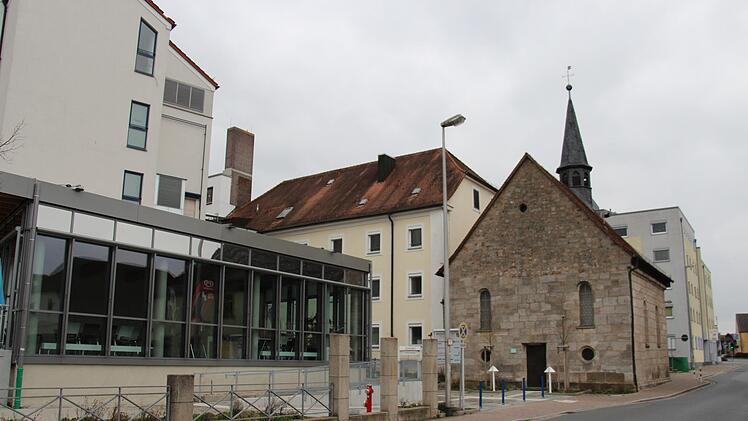 Ausgangsbeschränkung wegen des Coronavirus:  Spitalkirche und Krankenhaus.  Foto: Christian Bauriedel