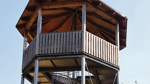 Ein hölzerner Aussichtsturm mit Wendeltreppe, ideal für Familienausflüge. Geeignet für kinderfreundliche Aktivitäten in der Natur.