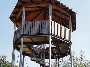 Ein hölzerner Aussichtsturm mit Wendeltreppe, ideal für Familienausflüge. Geeignet für kinderfreundliche Aktivitäten in der Natur.