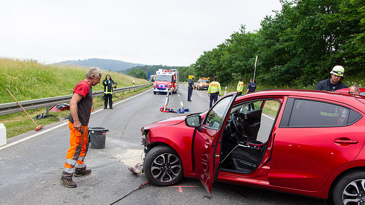 Zwei Verletzte nach Verkehrsunfall auf der B4