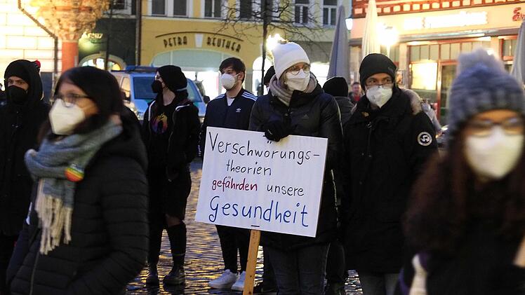 "Danke statt spazieren gehen" hieß die Gegenveranstaltung auf dem Marktplatz in Coburg.