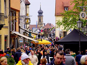 Kitzingen: Karussell, Automeile, Tombola und Co. - Stadt lädt zum traditionellen Frühlingsauftakt ein