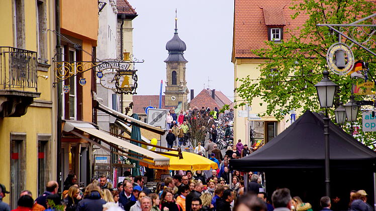 Kitzingen: Karussell, Automeile, Tombola und Co. - Stadt lädt zum traditionellen Frühlingsauftakt ein