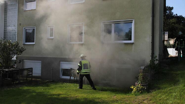Ein elektrisches Gerät im Keller war in Brand geraten.