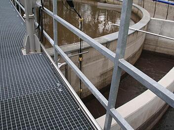 Ein Becken auf dem Gelände der Großenbracher Kläranlage, weitere Ortsteile sollen an die Anlage angeschlossen werden. Foto: Archiv