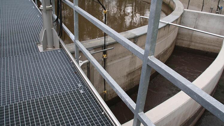 Ein Becken auf dem Gelände der Großenbracher Kläranlage, weitere Ortsteile sollen an die Anlage angeschlossen werden. Foto: Archiv