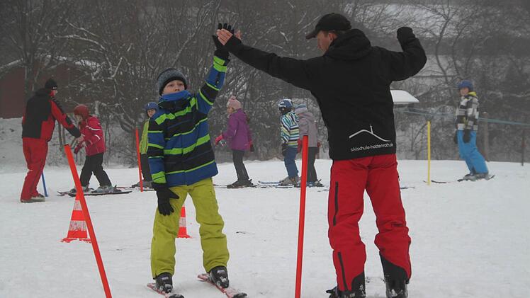 Geschafft: Skilehrer Mario klatscht einen Jungen ab, der den Slalomkurs gemeistert hat.