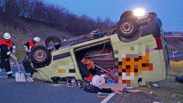 Der Lieferwagen hat sich mehrmals überschlagen. Die Feuerwehrleute mussten danach Trümmer, Splitter und verlorene Ladung von der Fahrbahn schaffen. Foto: Marco Meißner