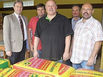 Sie freuen sich über die Eröffnung zwei neuer Warenlager am Rennsteig (von links): Bürgermeister Klaus Löffler, Matthias Vetter (Vorsitzender der Raiffeisen Waren Genossenschaft Steinbach am Wald-Ludwigsstadt), Michael Knauer (Geschäftsführer Raiffeisen Waren GmbH Obermain-Nord), Reiner Wittmann und Dirk Sommerluksch (Lagerstellenleiter). Foto: K.- H. Hofmann