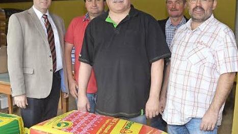Sie freuen sich über die Eröffnung zwei neuer Warenlager am Rennsteig (von links): Bürgermeister Klaus Löffler, Matthias Vetter (Vorsitzender der Raiffeisen Waren Genossenschaft Steinbach am Wald-Ludwigsstadt), Michael Knauer (Geschäftsführer Raiffeisen Waren GmbH Obermain-Nord), Reiner Wittmann und Dirk Sommerluksch (Lagerstellenleiter). Foto: K.- H. Hofmann