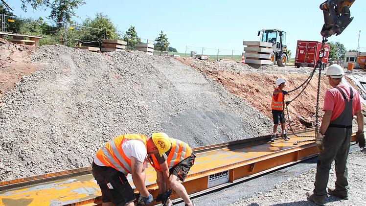 Nach der Verschiebung werden die Gleitbahnen zurückgebaut.