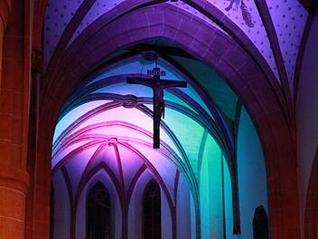 Die Lichtinstallation sorgte dafür, dass die Besucher die katholische Pfarrkirche St. Laurentius einmal wieder mit neuen Augen sehen konnten. Wer das Glück hatte, dabei den Orgelimpressionen von Ralf Hofmann oder den deutsch-arabischen Geschichten lauschen zu dürfen, konnte das sicher als einmaliges Erlebnis verbuchen.