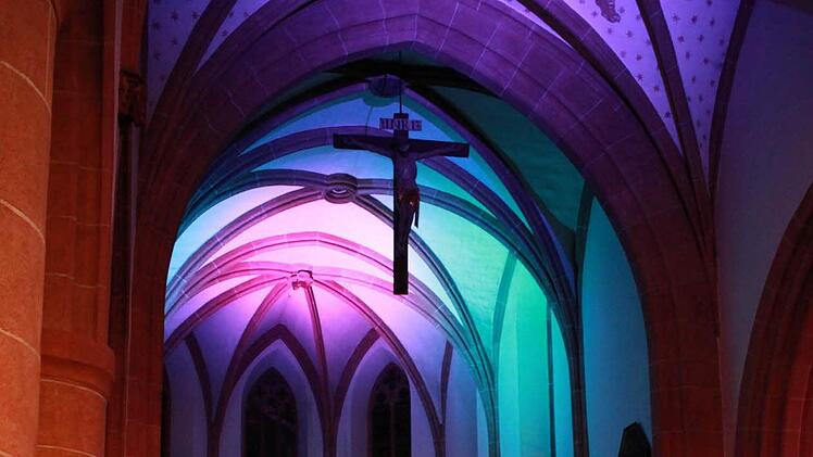 Die Lichtinstallation sorgte dafür, dass die Besucher die katholische Pfarrkirche St. Laurentius einmal wieder mit neuen Augen sehen konnten. Wer das Glück hatte, dabei den Orgelimpressionen von Ralf Hofmann oder den deutsch-arabischen Geschichten lauschen zu dürfen, konnte das sicher als einmaliges Erlebnis verbuchen.
