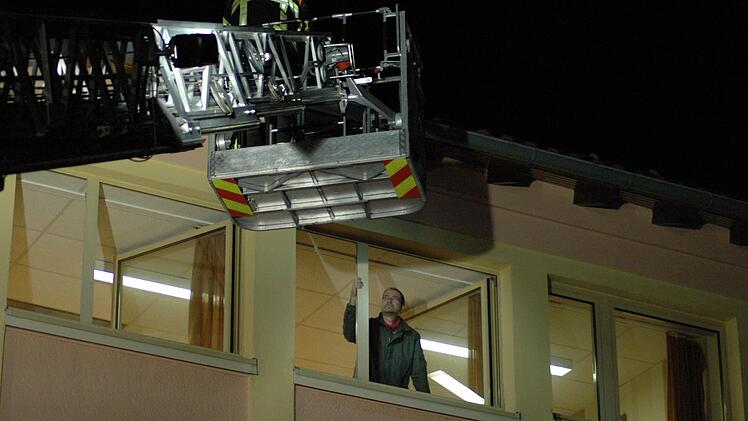 Im derzeit leer stehenden Grundschulgebäude übten die Feuerwehren aus dem oberen Sinngrund.  Foto: Sebastian Schmitt-Matthea