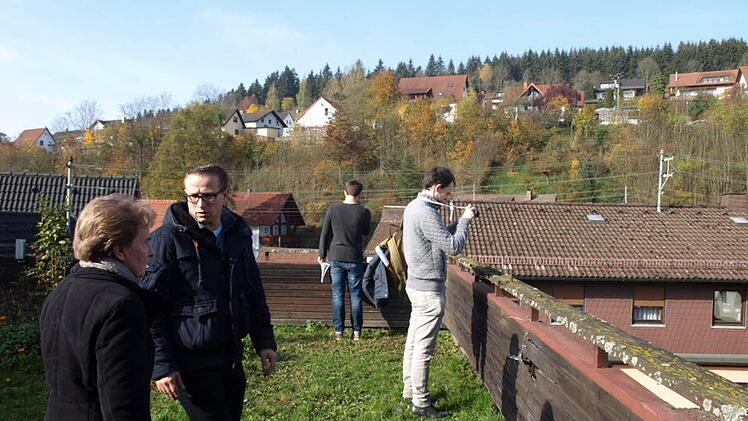 Die Dachterrasse des Gerberhauses erkunden Fabian Ritter von Streitberg (re) und Alessandro Mussoni (2. v. re) zusammen mit der Eigentümerin Elfriede Müller (li) und Lars Strobel vom Stadtumbaumanagement.