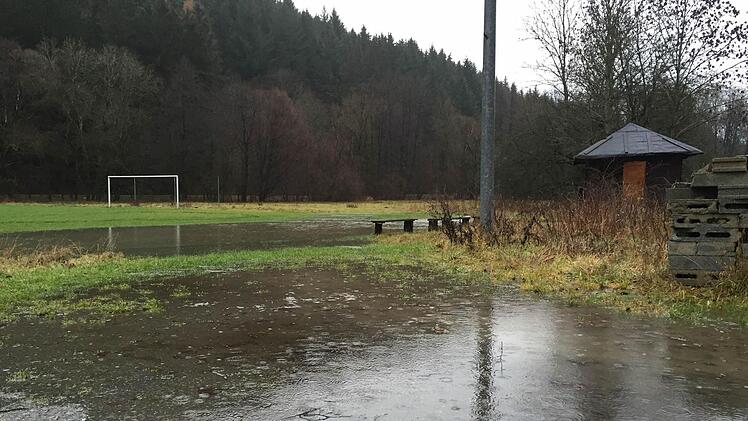Auch bei Steinwiesen trat die Rodach über die Ufer.  Foto: Alexander Löffler