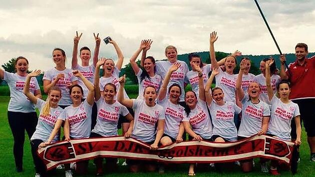 Die DJK Eggolsheim steigt als Meister in die Kreisliga auf: Mit einem 2:1-Sieg gegen die die DJK Schnaid/Rothensand gingen die Damen um Coach Johannes Amon (r.) als Tabellen-Erste ins Ziel.  Foto: DJK Eggolsheim