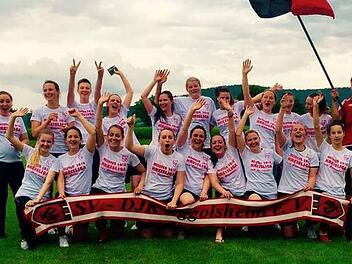 Die DJK Eggolsheim steigt als Meister in die Kreisliga auf: Mit einem 2:1-Sieg gegen die die DJK Schnaid/Rothensand gingen die Damen um Coach Johannes Amon (r.) als Tabellen-Erste ins Ziel.  Foto: DJK Eggolsheim