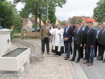 Auch der Brunnen erstrahlt in neuem Glanz und wurde gesegnet.