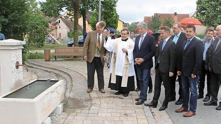 Auch der Brunnen erstrahlt in neuem Glanz und wurde gesegnet.