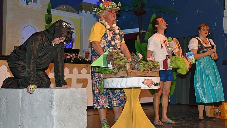 Pfarrer Stephan Eschenbacher, Diakon Manfred Griebel, Kaplan Michael Schmitt und Pastoralassistentin Sandra Lohs (von links) spielten einen lustigen Sketch auf dem Haßfurter Säulesmarkt.