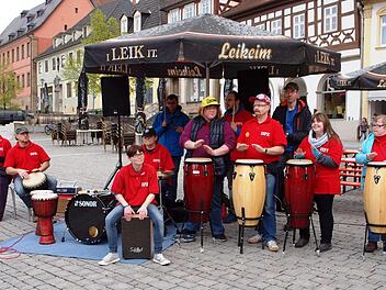 Die Trommelgruppe "Feuer und Flamme" der Tagesstätte St. Anna sorgte mit fetzigen Rhythmen für Stimmung. Foto: Alfred Thieret