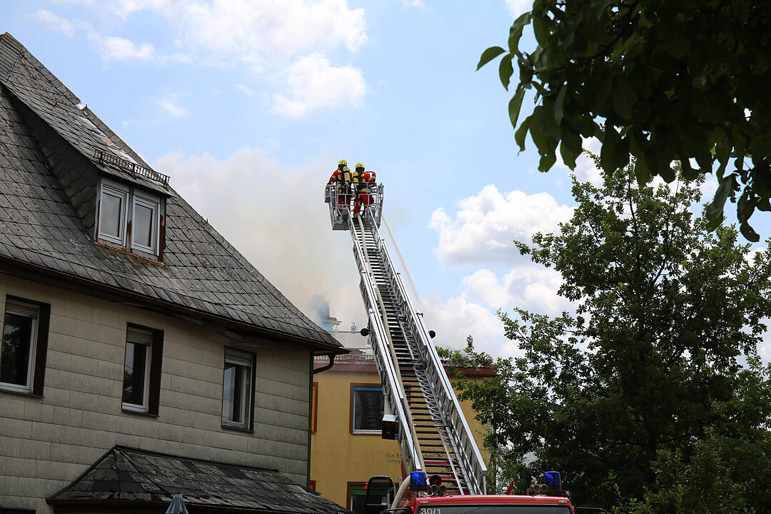 Feuer erweist sich als hartnŠckig - Dachstuhl von Wohnhaus geht in Flammen auf