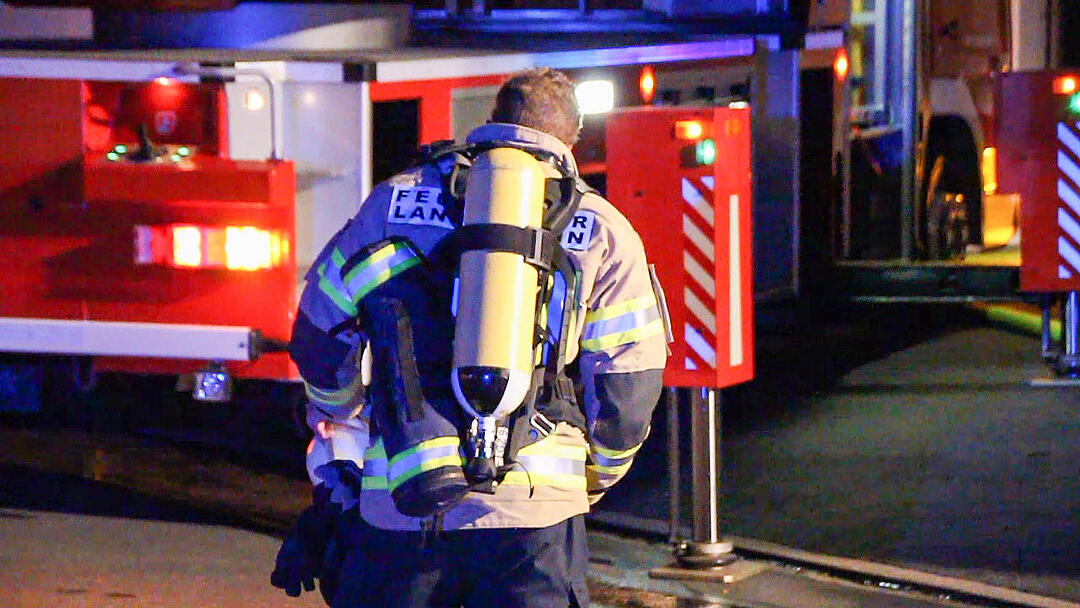 Dachstuhlbrand fordert Feuerwehr: Brandobjekt schwer zugänglich