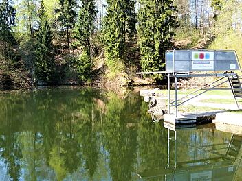 Die Waldfläche um den Goldbergsee wird aus Gründen der Verkehrssicherheit aus der gemeindlichen Forstbetriebsfläche herausgenommen und künftig von einem Baumsachverständigen regelmäßig auf ihre Stabilität hin untersucht.Werner Reißaus
