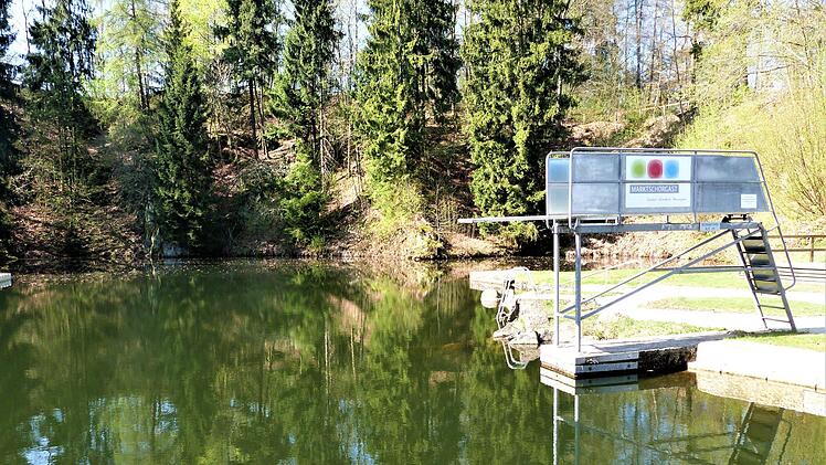 Die Waldfläche um den Goldbergsee wird aus Gründen der Verkehrssicherheit aus der gemeindlichen Forstbetriebsfläche herausgenommen und künftig von einem Baumsachverständigen regelmäßig auf ihre Stabilität hin untersucht.Werner Reißaus