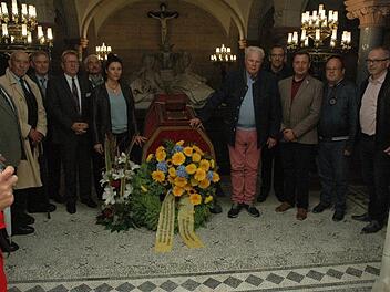 Die bulgarische Delegation und der Coburger Prinz Andreas (rechts neben dem Sarkophag) gedenken des 110. Befreiungstags Bulgariens und des 70. Todestags des bulgarischen Zaren Ferdinand. Foto: Edwin Meißinger
