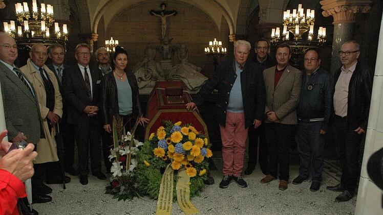 Die bulgarische Delegation und der Coburger Prinz Andreas (rechts neben dem Sarkophag) gedenken des 110. Befreiungstags Bulgariens und des 70. Todestags des bulgarischen Zaren Ferdinand. Foto: Edwin Meißinger