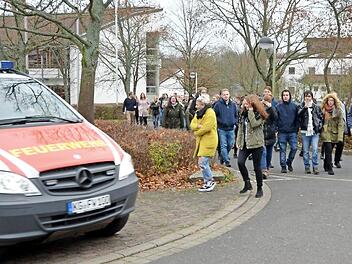 Knapp 200 Schülerinnen und Schüler hatten nach dem Alarm das Schulgebäude verlassen.  Foto: Peter Rauch