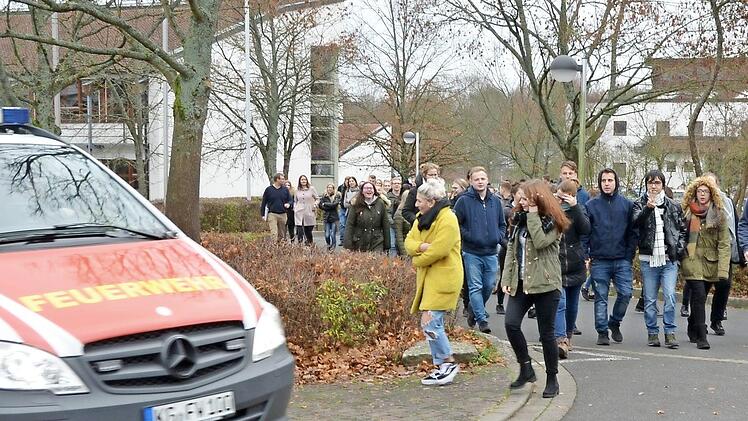 Knapp 200 Schülerinnen und Schüler hatten nach dem Alarm das Schulgebäude verlassen.  Foto: Peter Rauch