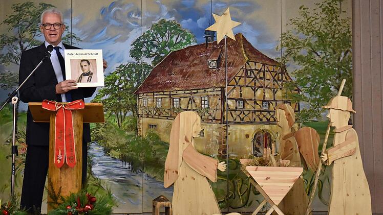 Bürgermeister Günther Werner präsentierte bei der Jahresschlusssitzung des Stadtrats ein Fotobuch über das Leben des Ehrenbürgers der Stadt Haßfurt, Pater Reinhold Schmitt aus Pleystein, das dieser ihm zu Weihnachten geschenkt hatte.