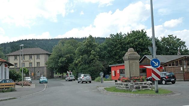 Im Bahnhofsbereich Pressig sieht das Marktgemeinderatsgremium Pressig gro&szlig;en Handlungsbedarf und sieht die Versch&ouml;nerung und Verbesserung dieser Ortsmitte als eine gute Ma&szlig;nahme f&uuml;r die St&auml;dtebauf&ouml;rderung und f&uuml;r das integrierte St&auml;dtebauliche Entwicklungskonzept (Isek).