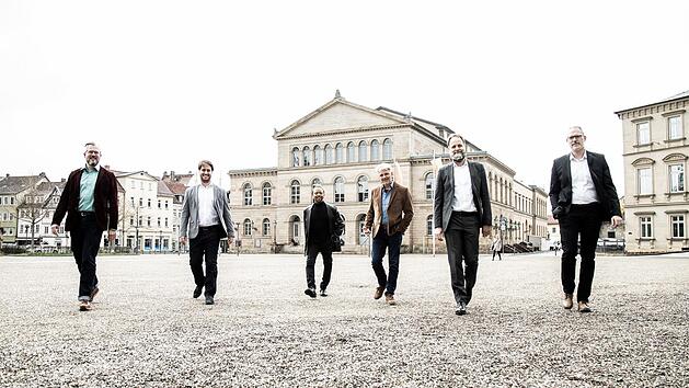 Abschiedsstimmung vor der vorerst letzten Spielzeit im Landestheater vor dem Umzug ins Globe (von links): Intendant Bernhard F. Loges, Generalmusikdirektor Daniel Carter, Ballettdirektor Mark McClain, Schauspieldirektor Matthias Straub, Kaufmännischer Direktor Fritz Frömming und Technischer Leiter Daniel KaiserFoto: Annemone Taake