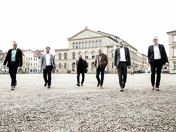 Abschiedsstimmung vor der vorerst letzten Spielzeit im Landestheater vor dem Umzug ins Globe (von links): Intendant Bernhard F. Loges, Generalmusikdirektor Daniel Carter, Ballettdirektor Mark McClain, Schauspieldirektor Matthias Straub, Kaufmännischer Direktor Fritz Frömming und Technischer Leiter Daniel KaiserFoto: Annemone Taake