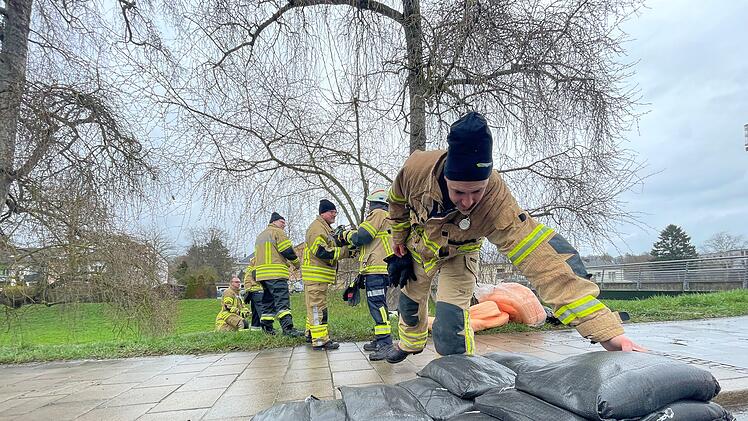 Großer Feuerwehreinsatz: Öl läuft in Saale