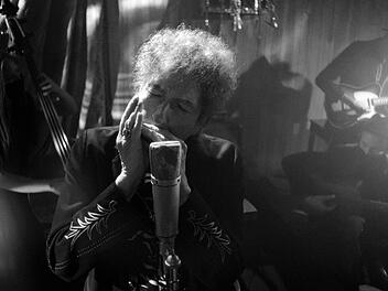 Boy Dylan im ungew&ouml;hnlichen Konzertfilm "Bob Dylan: Shadow Kingdom" aus dem Jahr 2021. ARTE streamt das Werk seit Mai und strahlt es zum Finale der Sendungsrechte nun noch einmal linear aus.