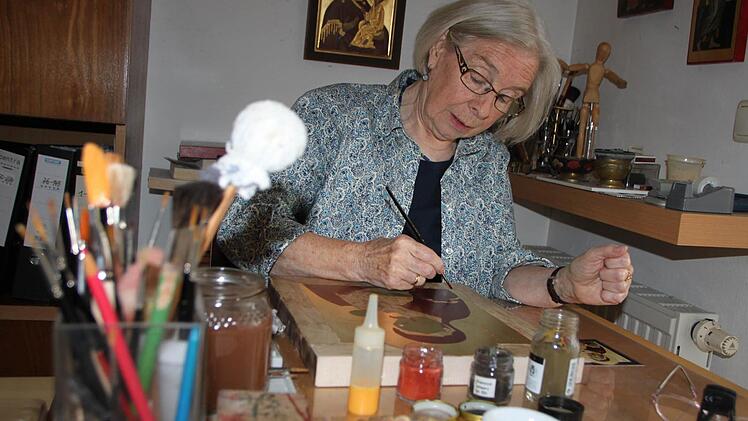 Im Fläschchen ist übrigens das Eigelb, das Maria Schramm für die Farben benötigt...