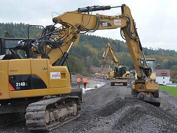 Mit Hochdruck wird an der Staatsstraße zwischen Mittelberg und Waltersdorf gearbeitet. Foto: Rainer lutz