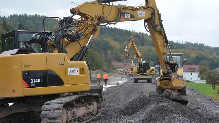 Mit Hochdruck wird an der Staatsstraße zwischen Mittelberg und Waltersdorf gearbeitet. Foto: Rainer lutz