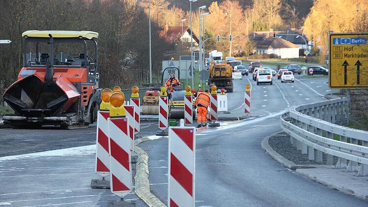 Es wird bereits asphaltiert.  Foto: Friedwald Schedel