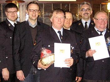 Edgar Popp und Edwin Hofmann (mit Urkunden, von links) wurden bei der Hauptversammlung der Feuerwehr Großenhül von stellvertretendem Landrat Jörg Kunstmann (rechts) für 40 Jahre Dienst ausgezeichnet. Mit im Bild (von links) Vorstandsmitglieder Dieter Backer und Michael Rauterberg, Kreisbrandmeister Stefan Heidenreich, Bürgermeister Andreas Pöhner, Kommandant Tobias Horter und Kreisbrandinspektor Siegfried Zillig. Foto: privat