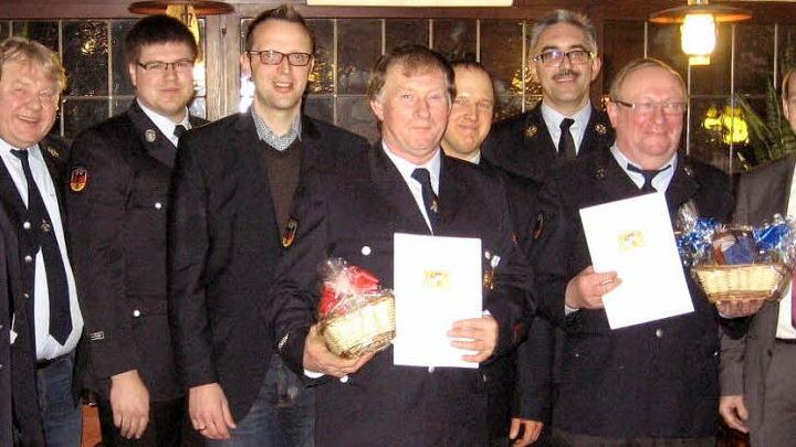 Edgar Popp und Edwin Hofmann (mit Urkunden, von links) wurden bei der Hauptversammlung der Feuerwehr Großenhül von stellvertretendem Landrat Jörg Kunstmann (rechts) für 40 Jahre Dienst ausgezeichnet. Mit im Bild (von links) Vorstandsmitglieder Dieter Backer und Michael Rauterberg, Kreisbrandmeister Stefan Heidenreich, Bürgermeister Andreas Pöhner, Kommandant Tobias Horter und Kreisbrandinspektor Siegfried Zillig. Foto: privat