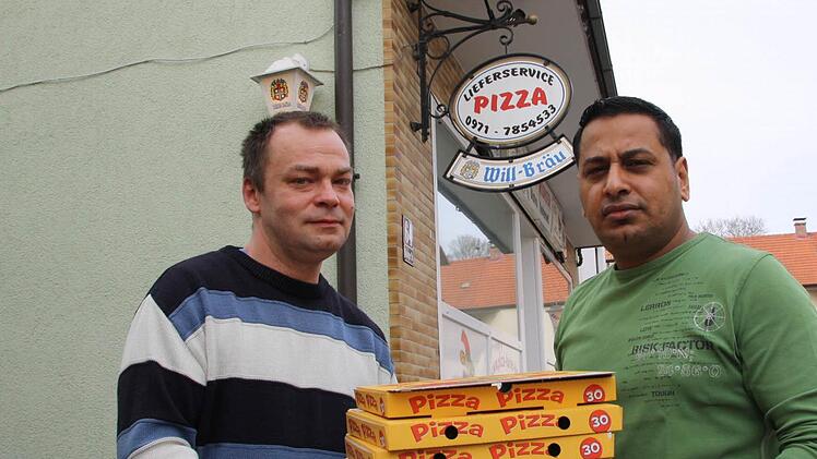 "Wenn jeden Tag so viel Verkehr ist, brauchen wir zwei Stunden, um eine Pizza in die Innenstadt zu liefern", sagt Sukhpal Singh, der direkt an der Kissinger Straße eine Pizzeria mit Lieferservice betreibt. Er wurde von dem Verkehrschaos am Montag völlig überrascht, weil er die Ankündigung in der Zeitung in der vergangenen Woche nicht gelesen hatte. "Das geht nicht, da ist unsere Pizza ja kalt, wenn sie ankommt", fürchtet Singh um seine wirtschaftliche Existenz, denn: Bis zu 90 Prozent der Spe...