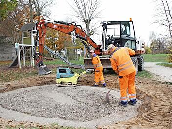 Mitarbeiter des Bauhofs erneuerten den Sandkasten auf dem Spielplatz im Engelgarten.  Foto: Andreas Dorsch