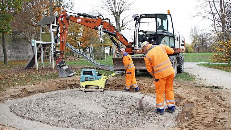 Mitarbeiter des Bauhofs erneuerten den Sandkasten auf dem Spielplatz im Engelgarten.  Foto: Andreas Dorsch