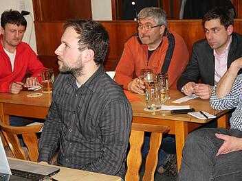 Maximilian Rapp von "Naturstrom" (2. v. l.) informierte über das Nahwärmenetz. Foto: Mathias Erlwein